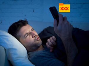 Persona che guarda siti a luci rosse