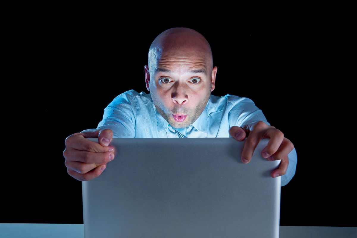 Persona stupita che guarda siti a luci rosse