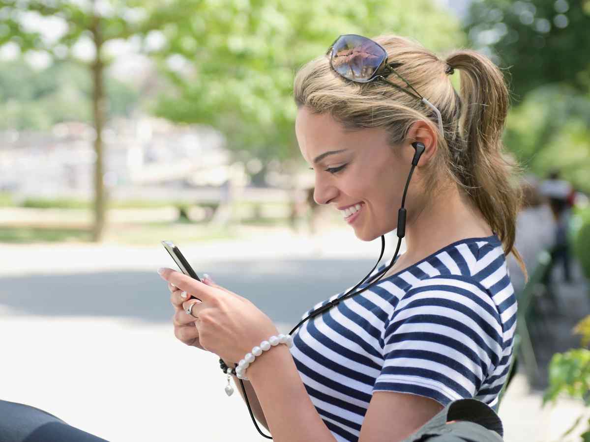 Ragazza con le cuffie